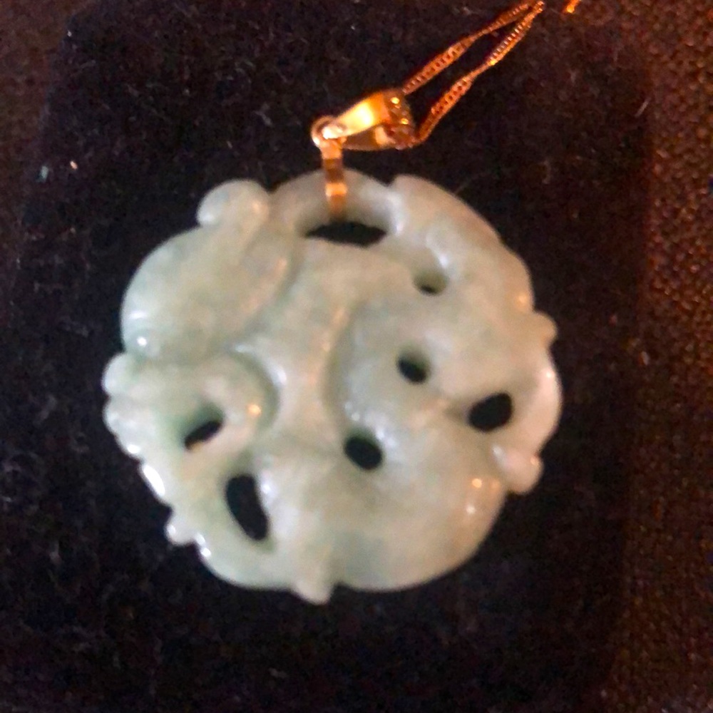 Jade Jadeite carved pendant 1” by 1” on 10 k gold Italian chain - Picture 2 of 9